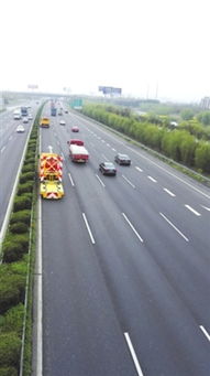 蘇嘉杭高速舉行防撞緩沖車實(shí)戰(zhàn)演練，筑牢道路作業(yè)安全防線